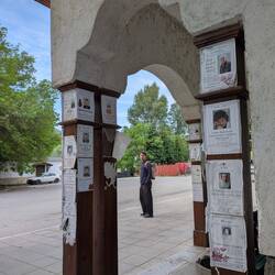 Поминальные листовки на автобусной остановке в Риле