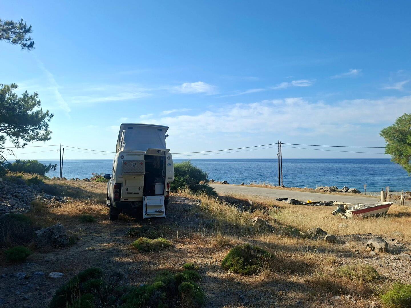 Réveil au bord de la mer à Sougia. Ça fait 7 mois qu'on n'avait pas dormi là, ça nous manquait !