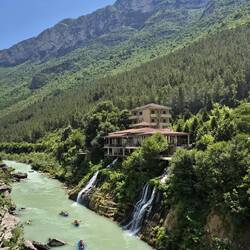 Bergpanorama am Fluss Vjosa