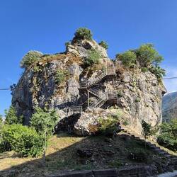 Der 'Stadtfelsen' von Permet - ein 25 m hoher Monolith
