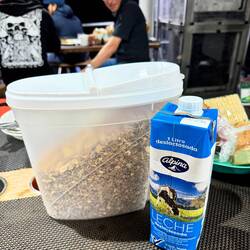 Große Freude beim Rest das Müsli wieder auf dem Speiseplan steht