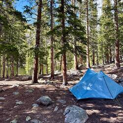 Mein heutiger Zeltplatz befindet sich direkt neben einem See auf über 3'500 Meter. 🏕️