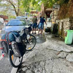 On s'arrête en bordure de route pour faire le plein d'eau fraîche aux sources