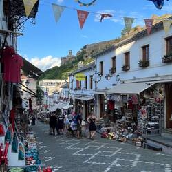 L'Europe est en fête. Les albanais souhaitent la bienvenue dans toutes les langues