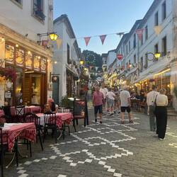 Il fait bon flâner au frais dans les rues de Gjirokastër