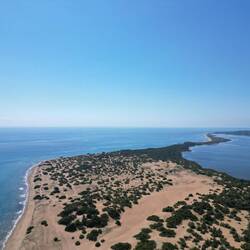 Kilometer langer Sandstrand und Dünen, rechts der See und links das Meer