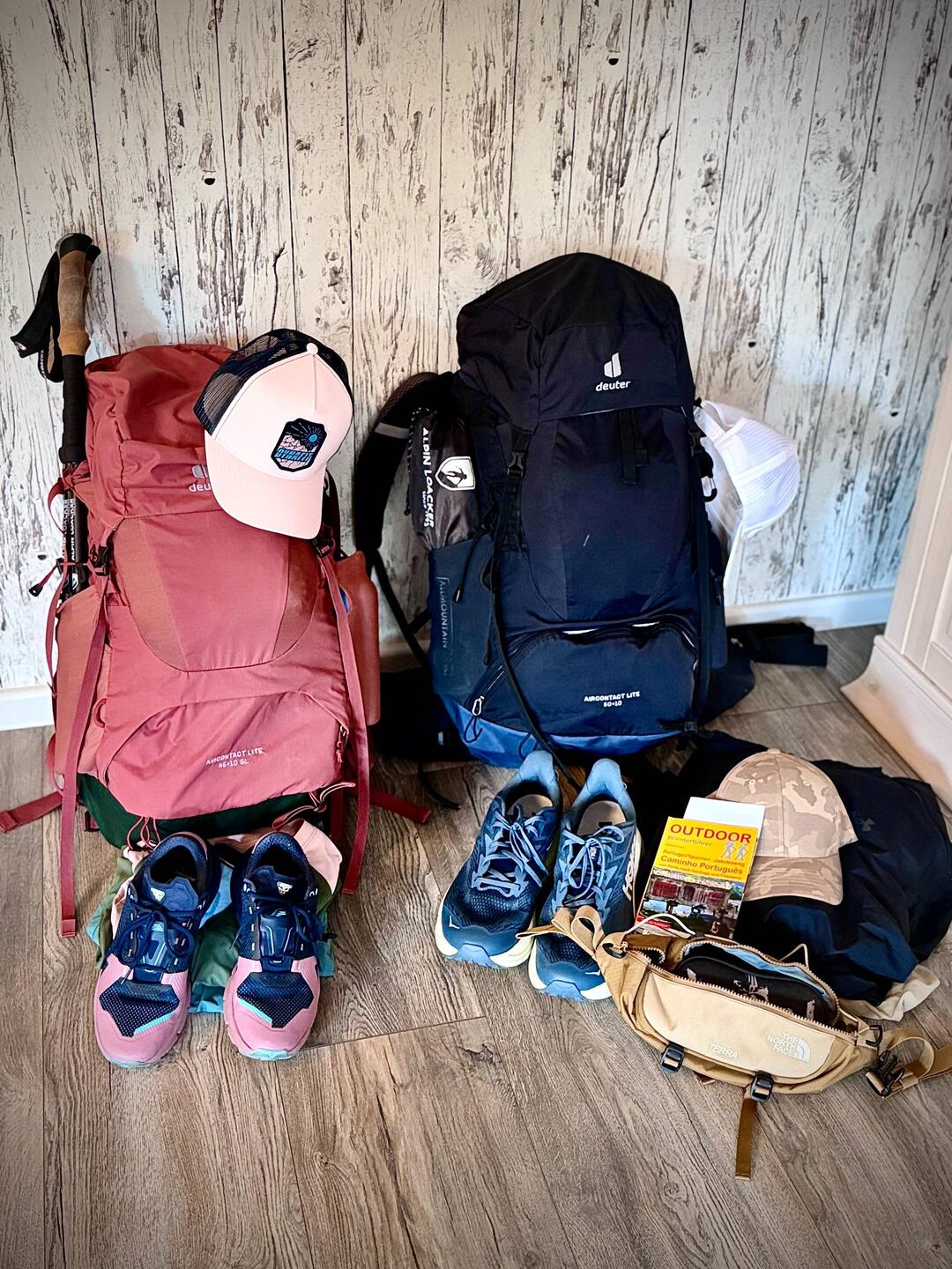 Die Rucksäcke für den Camino Portugués sind gepackt: Jens startet mit 10 kg, ich mit 8 kg.