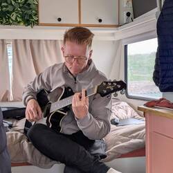 Stimmt, eine Gitarre haben wir ja auch mitgeschleppt ...
