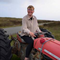 Glückliche Dia auf ausrangiertem Traktor