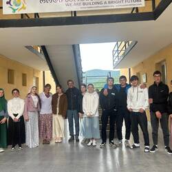 Les jeunes demandent une Photo de groupe avec nous et les profs !