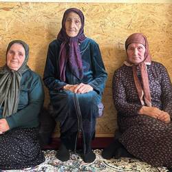 Les femmes qui participent à la cérémonie du Zikr sont assez ou très âgées