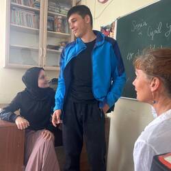 À l'école d'anglais où nous intervenons pour partager notre voyage les garçons sont timides