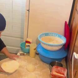 Hey Sonia, vient voir je te montre comment on fait les khachapuri ! Plus beurre fondu après cuisson