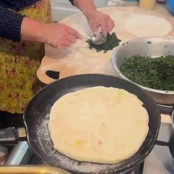 Chez Nestani on apprend à faire les khachapuri (fromage ou ortie)