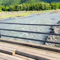 Magnifique pont de bois à Jokolo