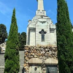 Zwischen prunkvollen Mausoleen und stillen Wegen wirkt der Friedhof von Montjuïc -