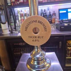 A beer named Tiger at the Albion Tap. Brewed just 3.5mi away. It would have been rude not to! 🍺🐯