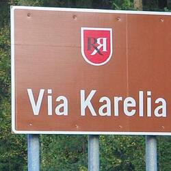 Strasse durch die historische Region Karelien, nahe der russischen Grenze.
