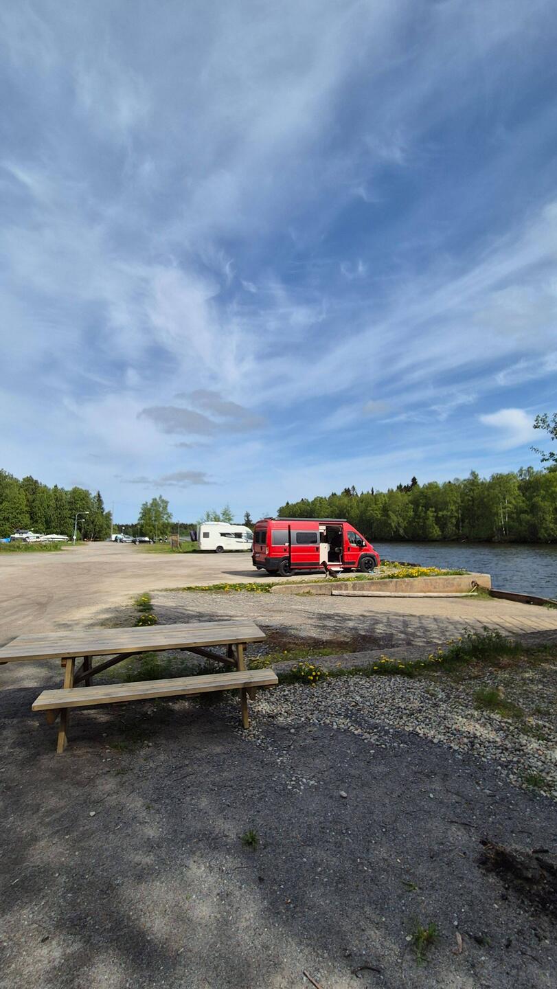 Unser Übernachtungsplatz bei Umeå ist fast leer...