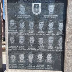 Gedenktafel für die Opfer aus dem Bosnien-Krieg. Sehr sehr traurig.