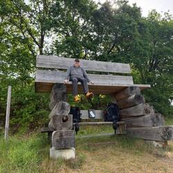 Wir beschweren uns nie mehr über fehlende Bänke auf dem Goldsteig 🤩