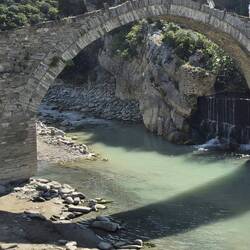 Osmanische Steinbrücke aus dem 18. Jhdt. Über die Langarica