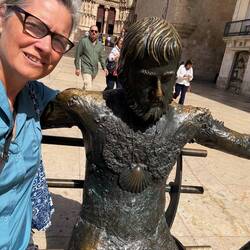 Burgos has several iron statues around. Since my photographer left I have to struggle with selfies.