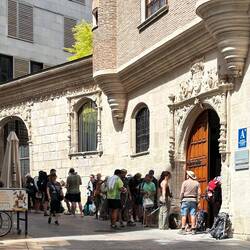 Line outside the not yet open public Alburgue. First come, first served til they run out of beds.