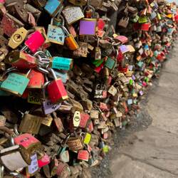 Lock wall