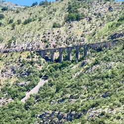 Tito's Gebirgsbahn (Bar->Belgrad) steigt in der Mala Schlucht steil den Berg an