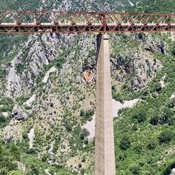 Höchste Bahnbrücke Europas. Mala-Rijeka-Viadukt ist 498,8 m lang, 198 m über Grund, Pfeiler 137,5 m