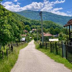 Hauptstrasse durch ein kleines Dorf