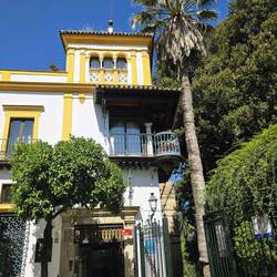 Suites Murillo Santa Cruz -- the Rosina Balcony wraps around the corner 😊.