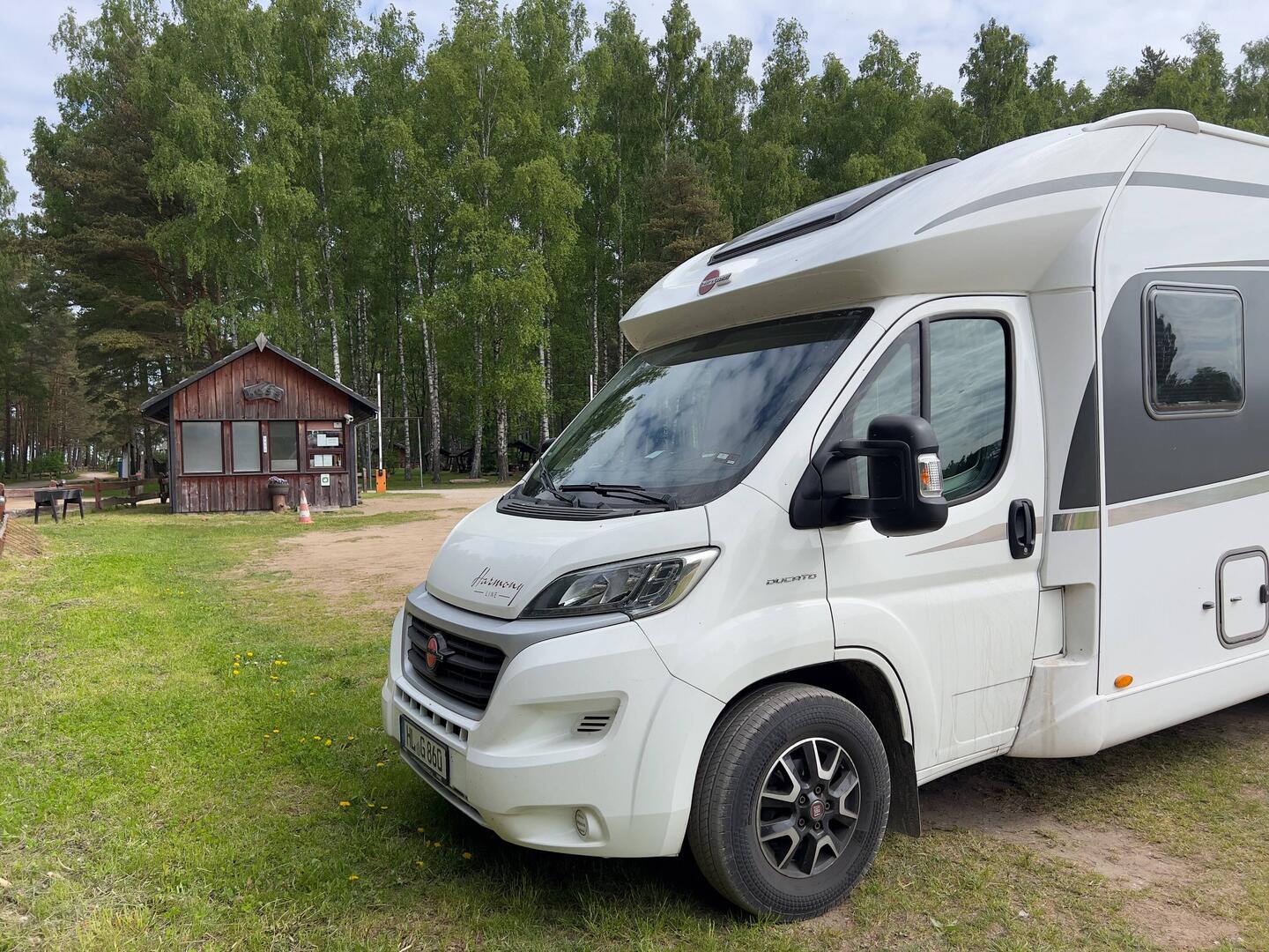 Großer Parkplatz, dahinter befindet sich der Campingplatz.