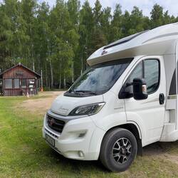 Großer Parkplatz, dahinter befindet sich der Campingplatz.