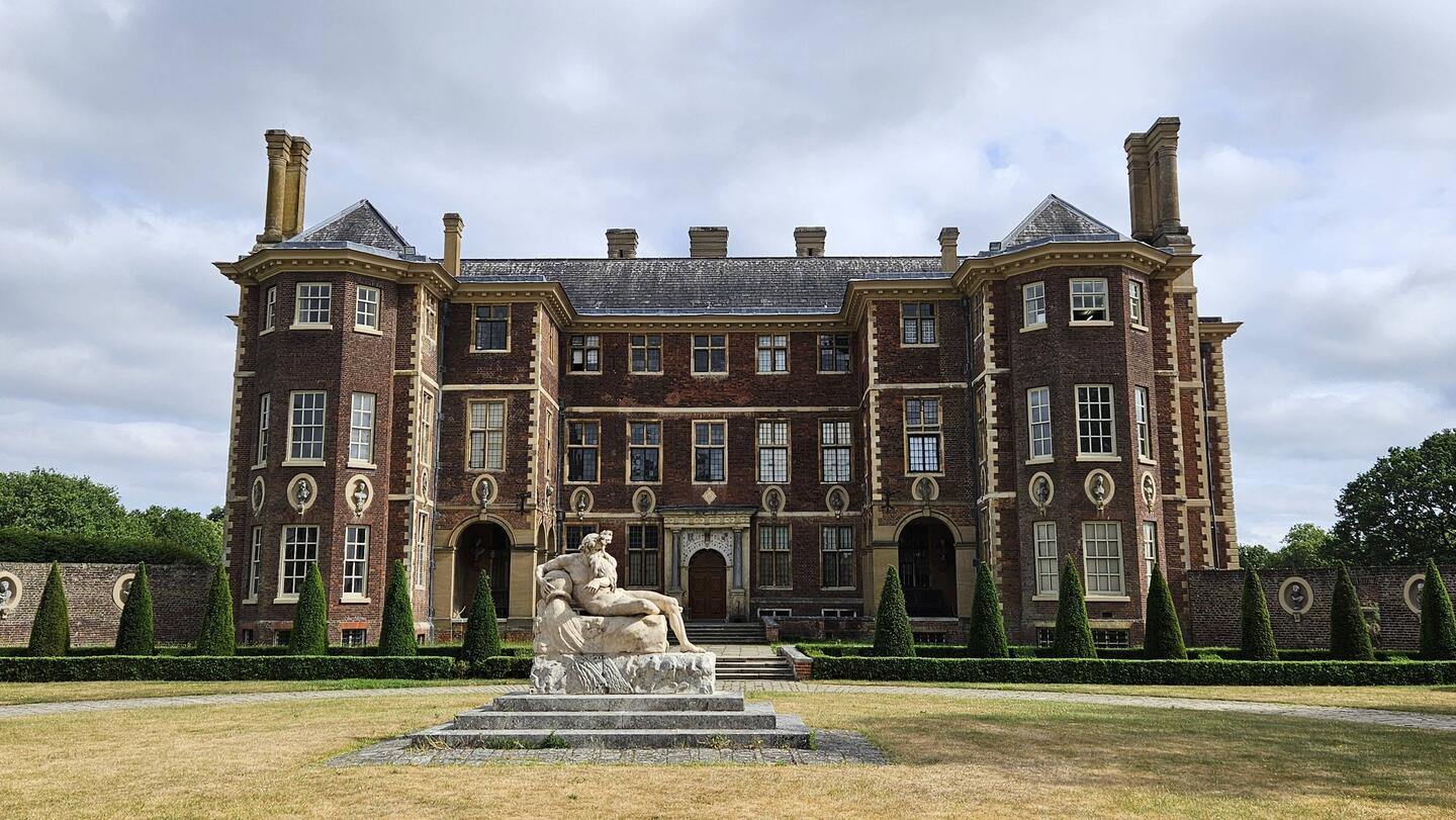 Ham House im ländlich-dörflichen Londoner Vorort Ham bei Richmond. Die Steppe davor war mal Rasen.