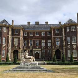 Ham House im ländlich-dörflichen Londoner Vorort Ham bei Richmond. Die Steppe davor war mal Rasen.