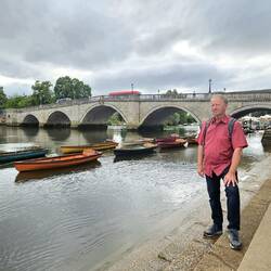 Typischen Ruderboote aus Holz - sog. Gigs - an der Richmond Bridge