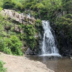 Künstlicher Wasserfall im Spiegeltal