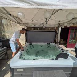 Mathieu gibt eine kurze Spa-Einführung.
