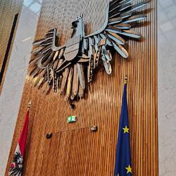ADLER IM PLENARSAAL
