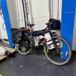 Charlie bien en place dans la soute avec plein de camions