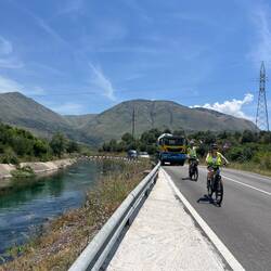 Le long du canal je ne suis pas seul à faire du vélo. Tiens les toupies circulent le dimanche ?
