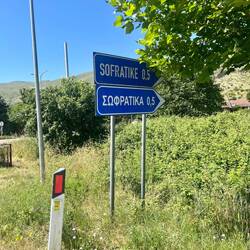 Et les panneaux se doublent de panneaux grecs