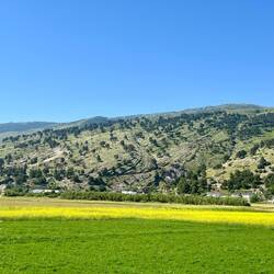 Les petites collines succèdent aux hautes montagnes
