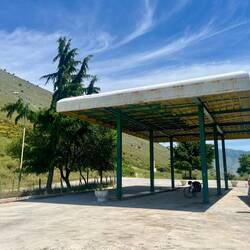 Petite pause en haut du col dans cette station désaffectée et squattée par une colonie d'hirondelles