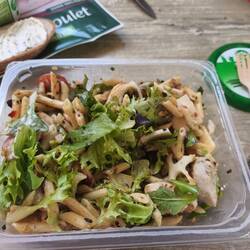 Lecker Salat aus dem Kühlfach vom Supermarkt