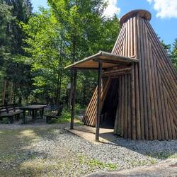 Schutzhütte (Kote) im Köhlerdesign