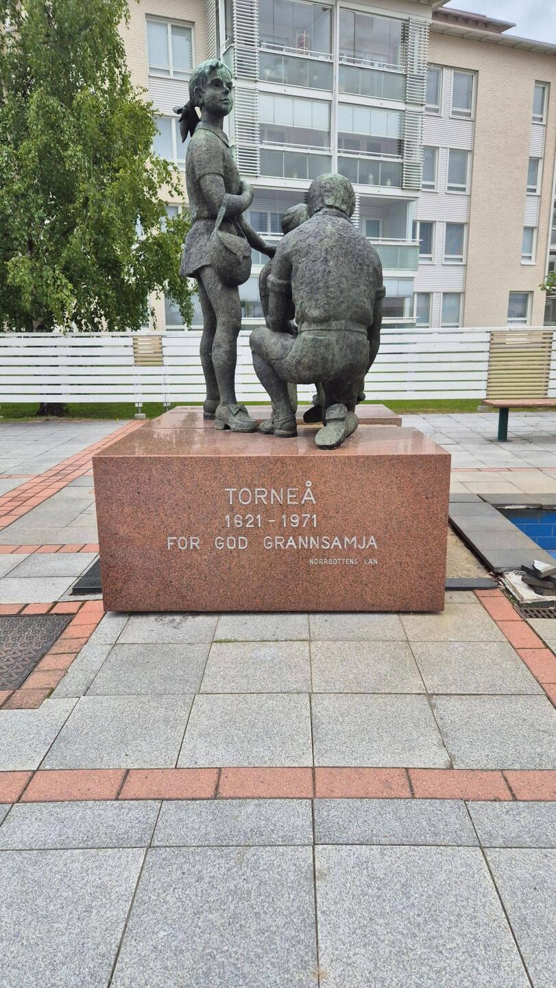 Denkmal der schwedisch- finnischen Freundschaft auf der Landesgrenze, bzw. zw.Haparanda und Tornio.