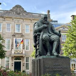 Johan van Oldenbarnevelt vor der Deutschen Botschaft